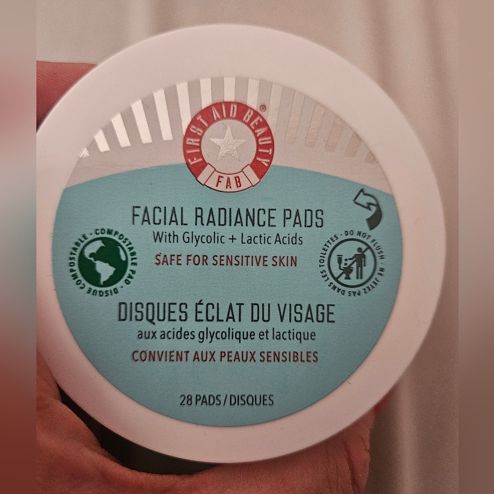 First Aid Beauty Facial Radiance Pads - Red, Blue, White